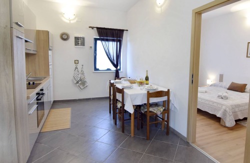 Crveni Vrh Apartment | Zweizimmerwohnung mit großer Terrasse in Grupija by Interhome