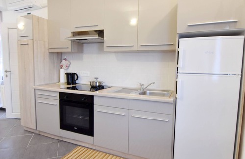 Crveni Vrh Apartment | Zweizimmerwohnung mit großer Terrasse in Grupija by Interhome