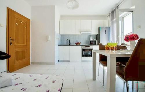 1 Bedroom Stunning Apartment In Podstrana