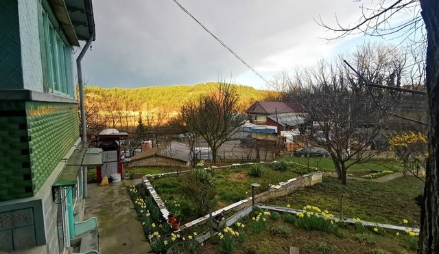 10 minutes to the Muddy Volcanoes! 5 bedrooms cozy Farmhouse pet-Friendly in Scorțoasa