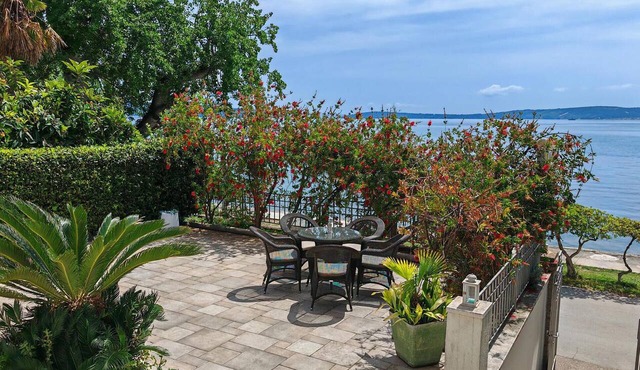2 bedroom beach front apartment in Kastel Luksic