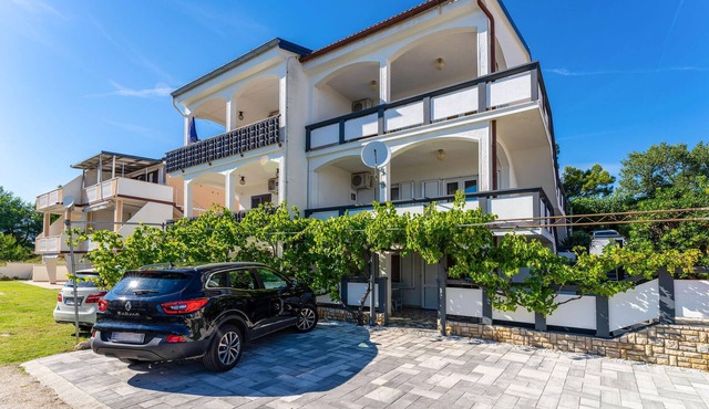 2 bedroom beach front apartment in Rtina