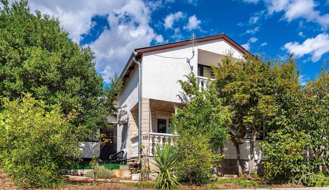 2 bedroom beach front home in Maslenica