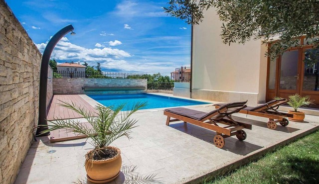 2 bedroom beach front home in Novigrad