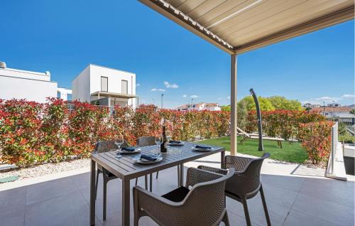 2 Bedroom Beautiful Apartment In Brodarica