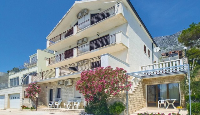 2 bedroom lovely apartment in Lokva Rogoznica