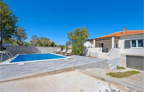 2 Bedroom Nice Home In Betina