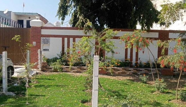 2-bedroom villa in welcoming Faridabad with WiFi, AC, badminton court within. in Faridabad