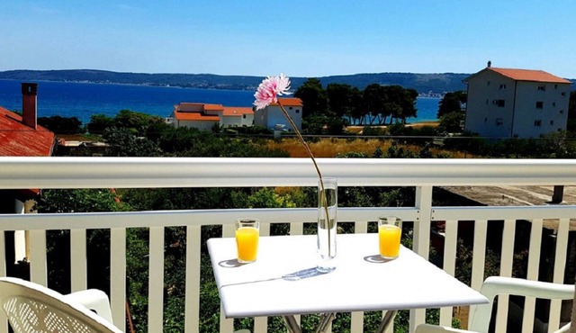 2 minutes walk to the beach, Seaview apartment with seaview terrace, BBQ,parking