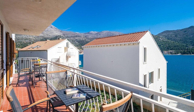 3 bedroom beach front apartment in Slano