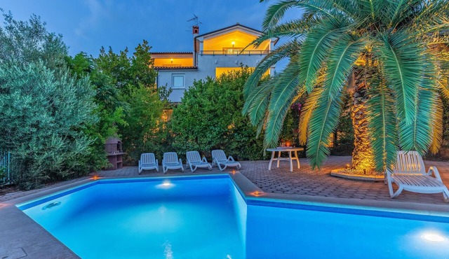 3 bedroom beach front apartment in Pula