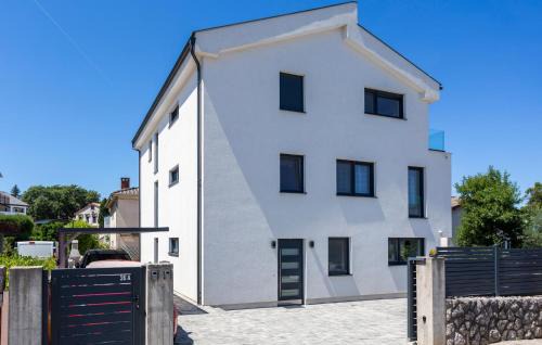 3 Bedroom Cozy Apartment In Malinska