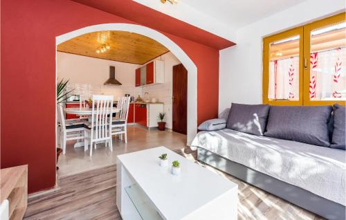 3 Bedroom Gorgeous Apartment In Skradin