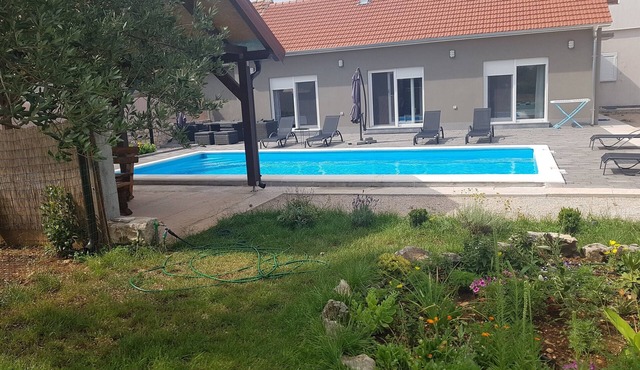 3-bedroom house in lovely Drinovci with AC, WiFi. Enjoy a peaceful stay