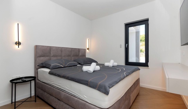 3-bedroom villa in charming Lovreć with pool and jacuzzi in Lovreć