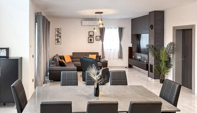 4 bedroom luxurious home in Raslina