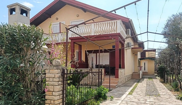 4 bedroom nice home in Privlaka in Privlaka