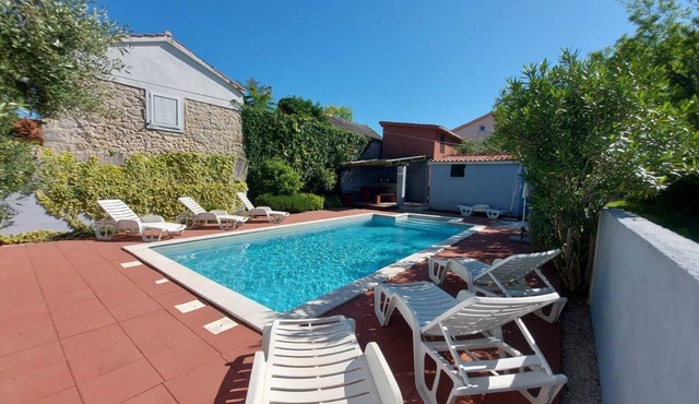 4-BEDROOMS; PRIVATE POOL,BBQ, Quite area !
