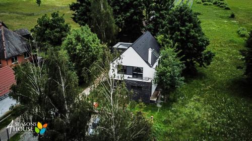 4 Seasons - House in Sub Cetate