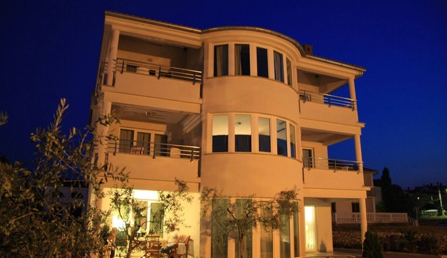 4 star apartment in Malinska 150m from the beach with pool, dishwasher, wifi, air conditioning