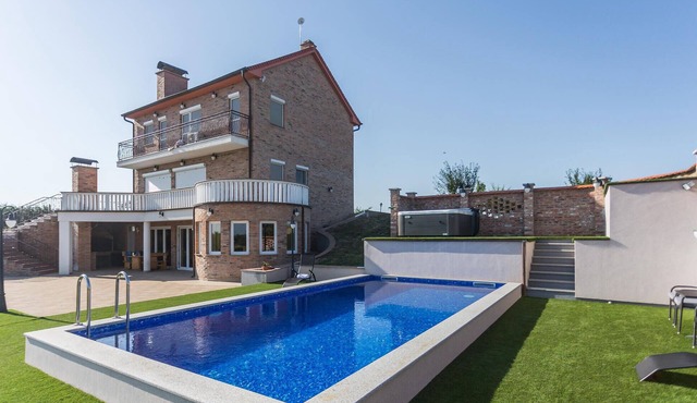 5 bedroom lake front home in Ceminac