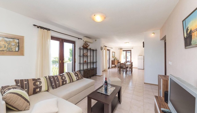 5 bedroom lovely home in Okrug Donji