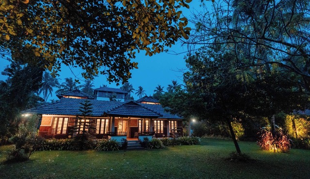 5 Bedroom Pool - Madilina Heritage Villa in Chendamangalam, North Paravur in Puthenvelikara