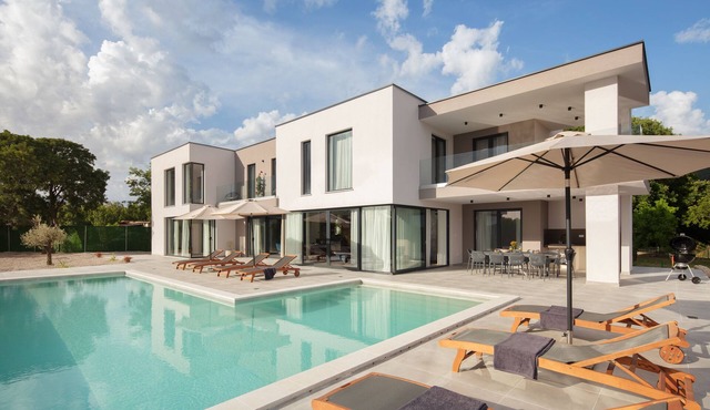 5BR Modern Villa with Pool & Ensuite Baths in Labin
