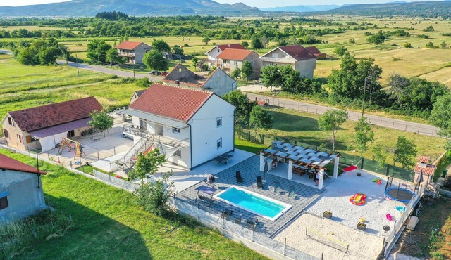 6 bedroom gorgeous home in Drnis