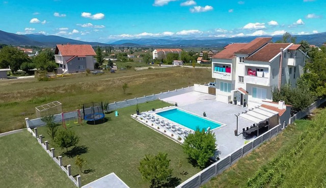 7 bedroom awesome home in Trilj