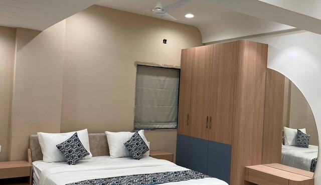 9-bedroom hotel in perfect Anand with AC and fitness room in Anand
