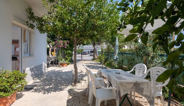 A 1 - apt near beach with patio, parking and grill