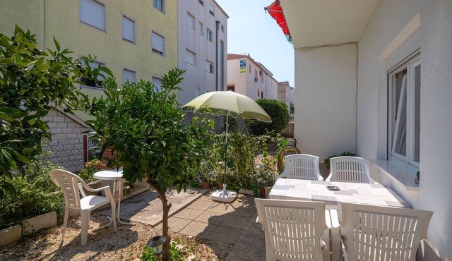 A 2 apt near beach w patio, parking and grill