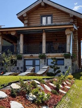Al Tronco Log Cabin in Cîmpeneşti
