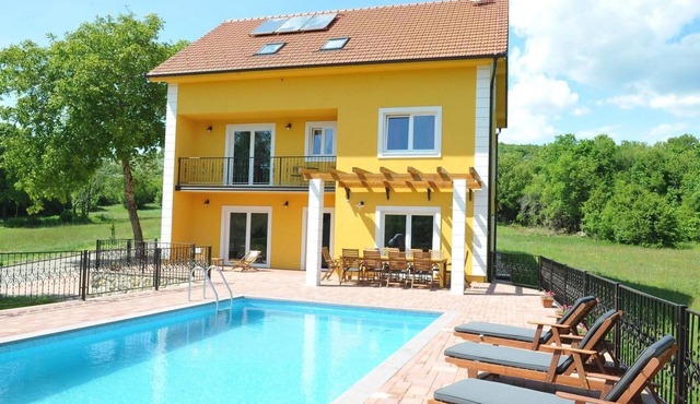 Alleinstehendes Ferienhaus mit Swimmingpool by Interhome