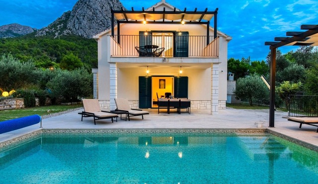 Alleinstehendes Ferienhaus mit Pool und drei Sch by Interhome