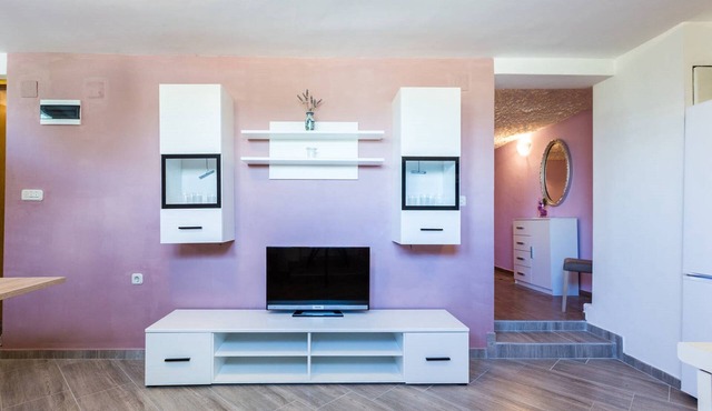 AMAZING 1 BED. APARTMENT-10 MINUTES WALK TO BEACH!