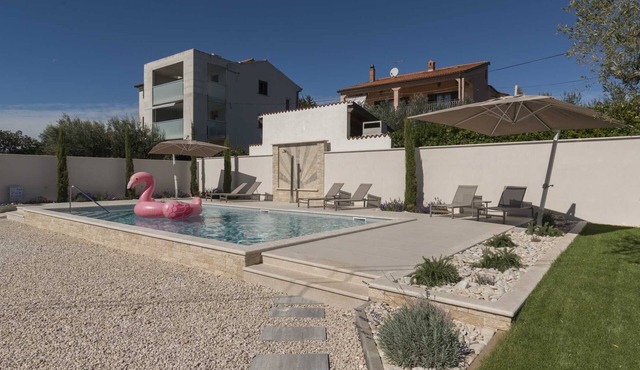 Amazing 5-BR villa with pool only 2 km from the beach