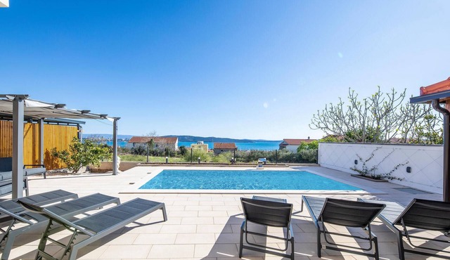 Amazing apartment in Kastel Gomilica