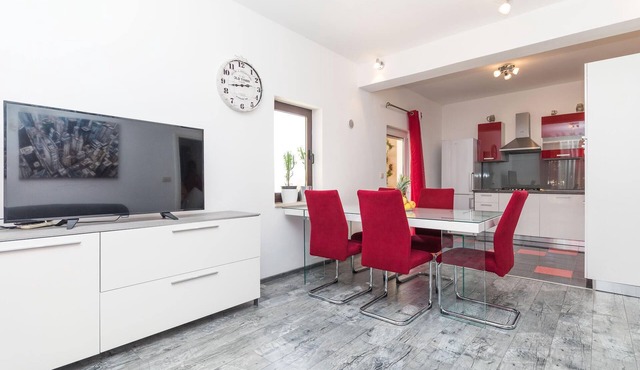 Amazing apartment in Okrug Donji with WiFi