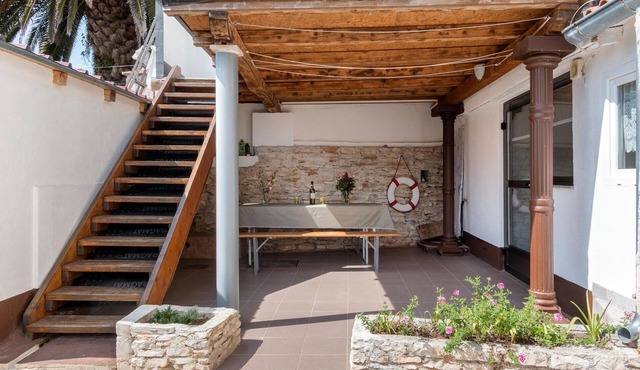Amazing apartment in Liznjan with WiFi