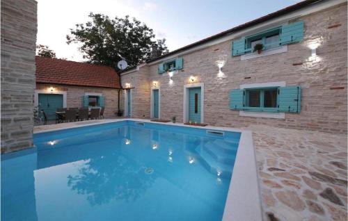 Amazing Home In Donje Rastane