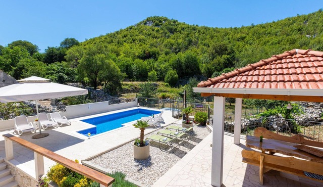 Amazing home in Blato na Cetini
