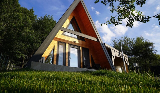 Andrei’s Refugium 2 A-Frame Chalets, Hot Tub & Sauna in Ocnele Mari