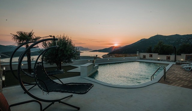 Ap with private pool. in Neum