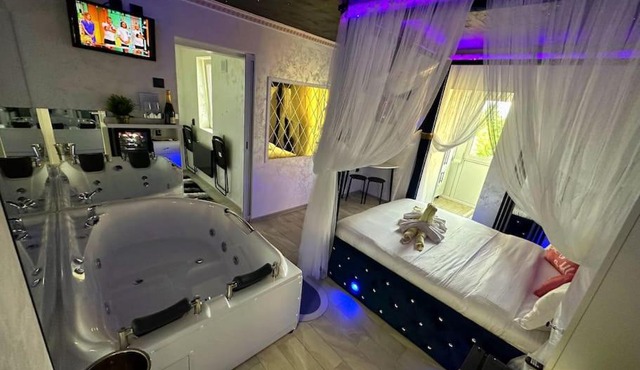 Apartament cu o camera de Lux cu Jacuzzi/Constelatie complet utilat acceptam plata cu cardul de vacanta in Botosani