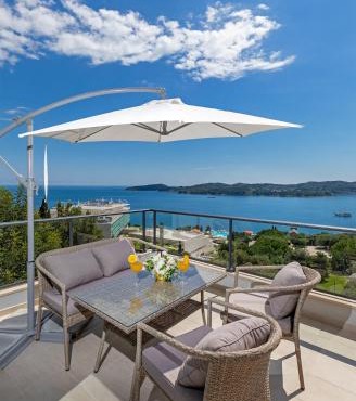 Apartmani D & J with Heated Pool & Stunning Sea View in Orasac