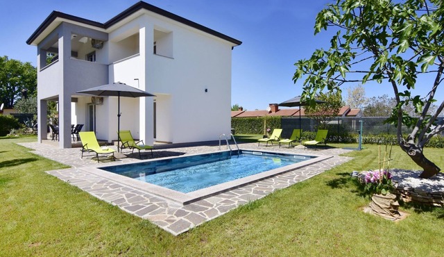 Apartment 2 in einer neuen Villa mit Pool in ruhiger Lage by Interhome
