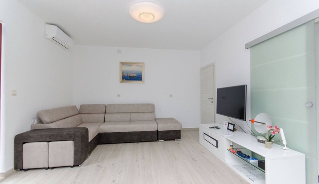 Apartment Ana with private pool (77621-A1) - Solin