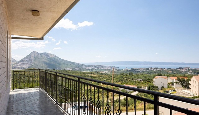 Apartment Bella Dalia - Two Bedroom Apartment with Balcony and Sea View in Mravince